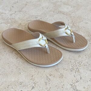 Vionic Tide Aloe Toe Post Sandal in Cream Leather